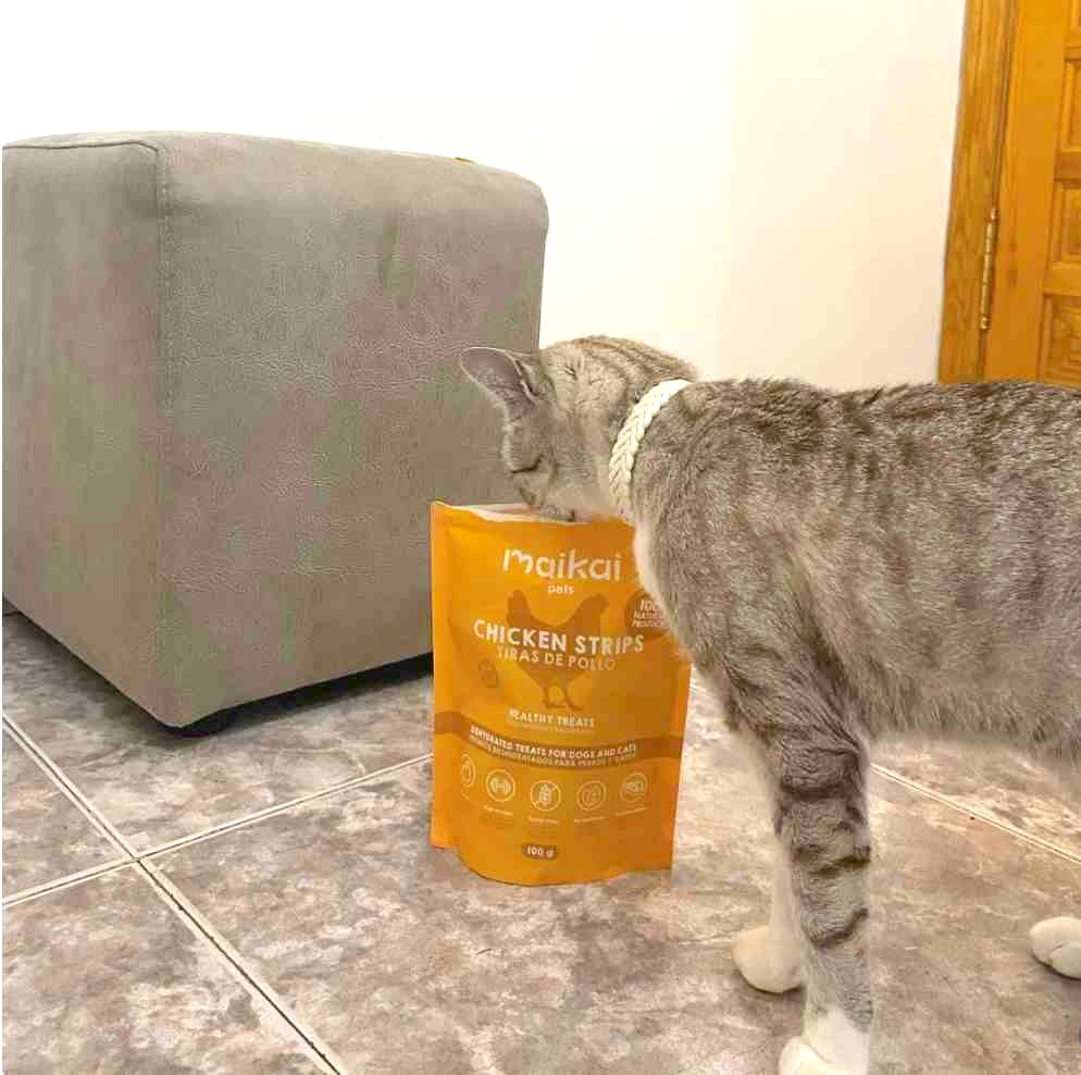 Snack natural de tiras de pollo para gatos de Maikai Pets, una chuche saludable y rica en proteínas que favorece la vitalidad y el bienestar felino.